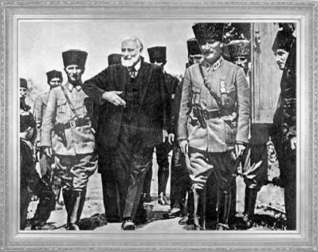 Gazi Mustafa Kemal Paşa, Fransız yazar Claude Farrere ile (1922)