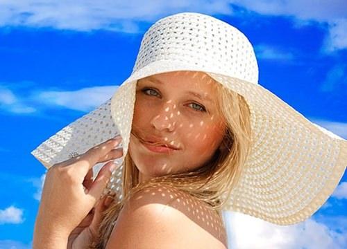 <p><strong>Nasıl yardım etmek gerekir?</strong></p>
<p>Kişi hemen serin yere ve hava akımı olan bir yere alınmalı, düz yatırılmalı, bacakları yukarı kaldırılmalı ve cilt buharlaşma sağlayacak şekilde soğutulmalı. </p>