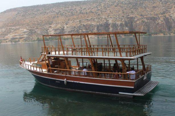 <p>Turların büyük çoğunluğunun iptal edilmesiyle temel geçim kaynağı turizm olan ilçe halkı zor günler geçiriyor. </p>
<p> </p>