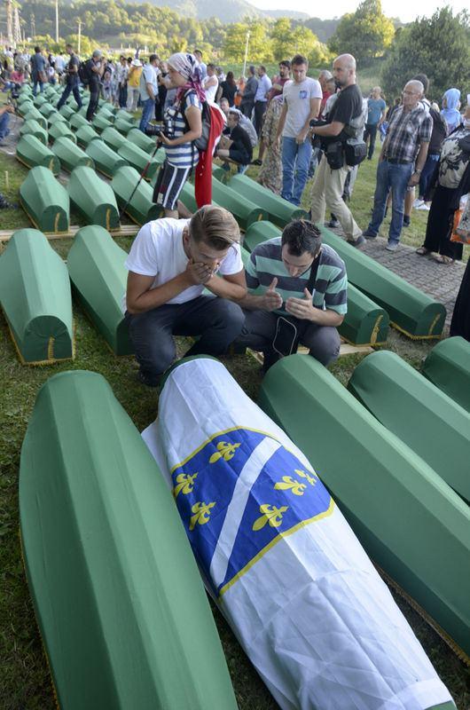 <p>Srebrenitsa soykırımında öldürülüp toplu mezarlara gömülenlerden kimliği tespit edilen 136 kurban için defin töreni düzenleniyor</p>

<p> </p>
