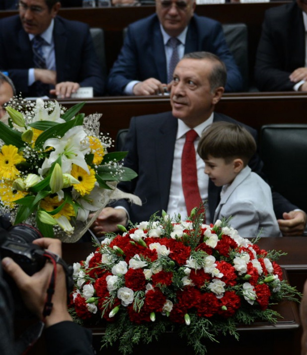 <p>AK Parti grup toplantısında Başbakan Erdoğan'a minik bir sürpriz yapıldı.</p>