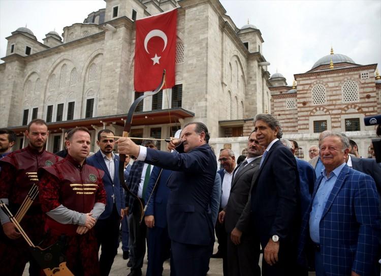<p>Son 15 yılda milletin liderinin arkasında olduğunu anımsatan Erdoğan, milletin şehitlerinin açtığı yolda büyük adımları atmaya namzet olduğuna dikkati çekti. Erdoğan, Malazgirt, Çanakkale ve bütün zaferlerin hakkıyla idrak edildiğinde milletin çok büyük işler yapacağını kaydetti.</p>
