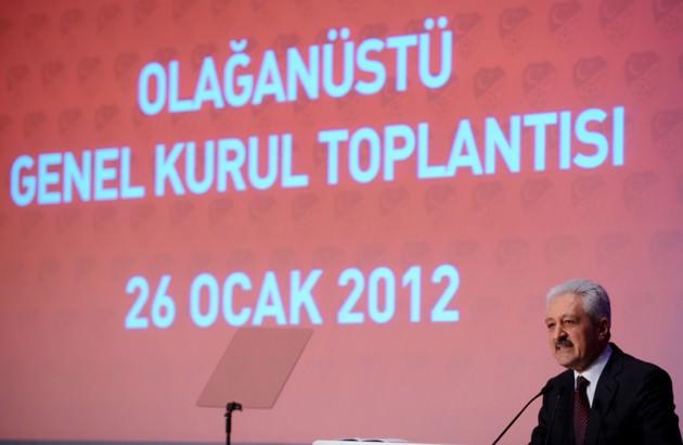 <p><strong>26 OCAK: 58 RÜZGARI TERSİNE DÖNDÜ</strong><br />TFF Başkanı Mehmet Ali Aydınlar, UEFA’nın talebi üzerine 58. Madde’nin değiştirilip değiştirilmeyeceğini TFF Genel Kurulu’na sordu. Genel Kurul öncesi çoğunluk değişiklikten yanayken, rüzgar bir anda tersine döndü. Kulüp yöneticileri arasında yaşanan gerginlik, salondaki havayı da değiştirdi ve sonunda “58. Madde değişmesin” kararı çıktı. Bu arada şike sürecinde sık sık karşı karşıya gelen Fenerbahçe ile Trabzonspor ve Galatasaray’ın aynı yönde “değişmesin” oyu kullanması ilginç bir detaydı.</p>