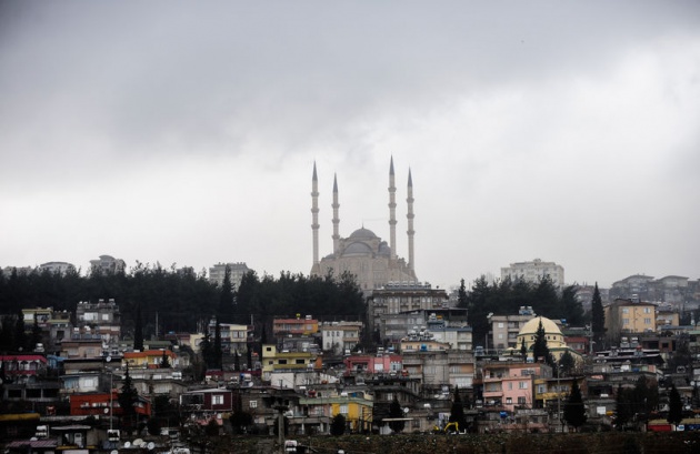 <p> Kubbe yüksekliği 46 metre olan ve caminin, 4 minaresi bunuyor ve bu minarelerin yüksekliği de 81 metre. 46 bin metrekarelik kapalı alana sahip olan cami, bir külliye şeklinde inşa edildi ve tüm sosyal donatılara sahip.</p>