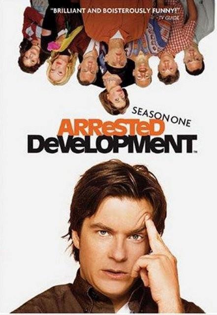 6- Arrested Development: Dizinin konusu batan bir şirket, herşeyini kaybetmiş varlıklı bir aile ve o aileyi bir arada tutmaya çalışan oğulları Michael ile arasında geçen olaylardan oluşuyor. Dizi özellikle karakter ve çeşitlilik bakımından çok zengin öğeler barındırıyor. Hikaye anlatımı ve espriler diğer komedi dizilerine göre çok sıradışı ve absürd.