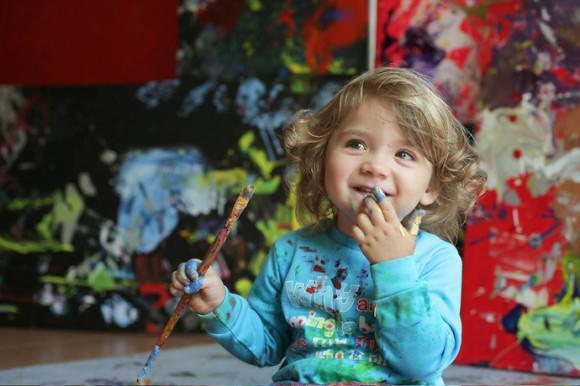 AELITE ANDRE - 2 yaşında sanat galerisinde resim sergisi açtı. Aelite Andre, Avustralya sanat dünyasının en çok konuştuğu "soyut resim" sanatçılarından biri ve sadece 2 yaşındayken adından söz ettirmeye başladı. Üstün yetenekli küçük kızın resimleri Melbourne'daki sanat galerisi sahibine ulaştığında, galeri sahibi resimlerden çok etkilenmiş ve hemen sergi açmaya karar vermişti. Sergi için tüm hazırlıklar yapıldıktan sonra galeri sahibi, bu üstün yetenekli ressamın sadece 22 aylık küçük bir kız olduğunu öğrenmiş ve resmen şoke olmuştu. Galeri sahibi bu inanılmaz gerçeğe rağmen sergi açma fikrinden vazgeçmemiş ve o başarılı sanat eserlerini galerisinde sergilemişti.