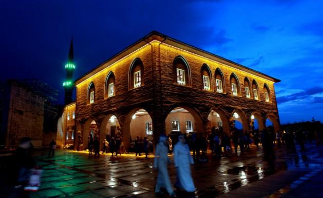 2. EY ÇARESİZLER ÇARESİ!  Senin dualara icabet etme mecburiyetin yoktur; ama bizim ona ihtiyacımız hissettiklerimizden de çoktur. Bütün dileklerimizi kabul buyur ve bunları kabulünü vicdanlarımıza duyur; aç ve yalnızlıkla tir tir titreyen kalblerimizi iman ve itminanla doyur.