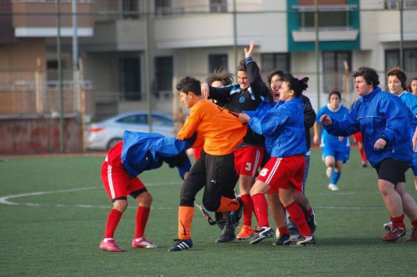 Yalova'da oynanan kadın Gençlikspor ile İzmir Elitspor arasındaki maçta iki takım oyuncuları, tekme tokat birbirlerine girdi