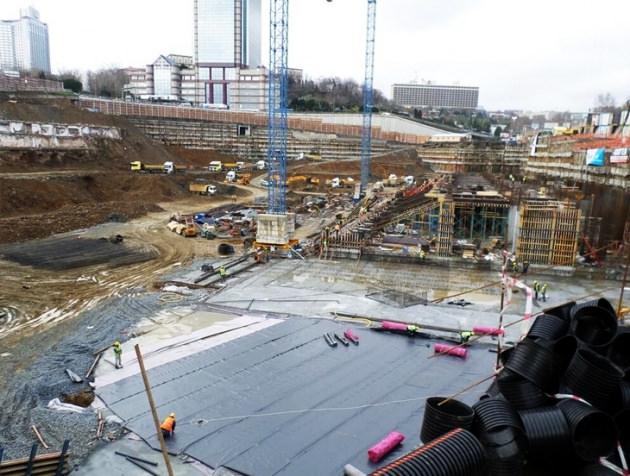 <p>Büyük bir heyecanla beklenen Beşiktaş Vodafone Arena'da inşaat çalışmaları son sürat devam ediyor. Ağustos ayında tamamlanması beklenen stadyumun tribünleri yükselmeye başladı. İşte Vodafone Arena'da son durum...</p>