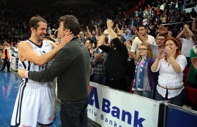 THY Euroleague çeyrek final 4. maçında Olympiakos'u Jamon Gordon'un son saniye basketi ile 74-73 deviren Anadolu Efes seriyi 2-2'ye getirdi. 