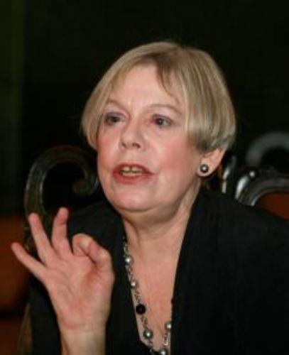 Karen Armstrong - Katolik rahibe, Yahudi araştırmacısı, birçok ödülün sahibi 'Muhammed (s.a.v.) 8 Haziran 632`de vefat ettiğinde tüm kabileleri Müslümanlaştırmıştı. O`nun emrettiği örtü (tesettür) kadınları aşağılamak değil, yüceltmek için getirdiği bir protokoldü. Onun bu duruşu batılı emperyalistlere karşı bir duruştu. O sadece kendi toplumunu değil, aynı zamanda insanlık tarihini düzeltmek ve adil bir toplum oluşturmak hedefini öne koymuştu ve bunu başardı da.'