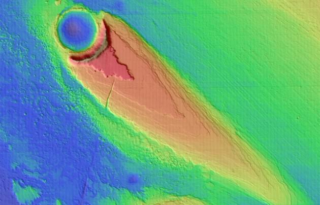 <p>Athabasca Valles bölgesi üzerindeki bir kum tepesine ait sırt, daha çok bir kuyrukluyıldız görüntüsüne sahip. Fotoğraftaki ‘kuyruk’ kısmının, rüzgarın etkisiyle oluştuğu düşünülüyor.</p>