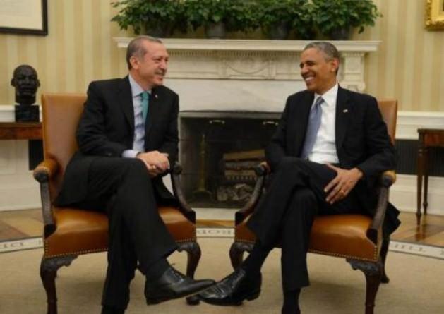 İki liderin Beyaz Saray'da çekilen fotoğraflarında bazı benzerlikler dikkat çekti. Erdoğan'ın da Obama'nın da ellerini kullanma, oturuş biçimleri gibi konularda benzer vücut dilini aynı anda kullanması objektiflere böyle yansıdı.