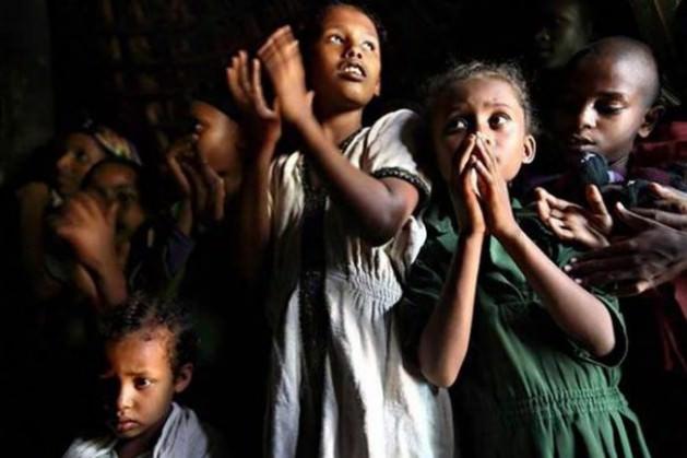  Etyopya'da bir &ccedil;ocuk d&uuml;ğ&uuml;n&uuml;. &Ccedil;ocuklar 13 yaşındaki arkadaşlarının d&uuml;ğ&uuml;n&uuml;nde şarkı s&ouml;yl&uuml;yorlar. Onlar i&ccedil;in bu bir oyun sadece. Etyopya'nın Kuzeyinde kız &ccedil;ocuklarının y&uuml;zde ellisi 15 yaşına varmadan evlendiriliyor. 