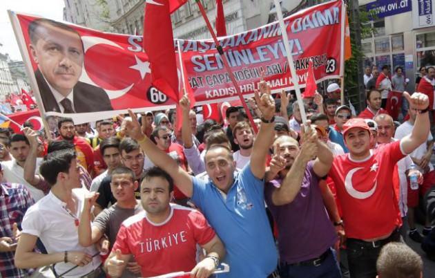 <p>Avusturya'nın başkenti Viyana'da binlerce kişi Başbakan Recep Tayyip Erdoğan ve politikasına destek vermek için gösteri yürüyüşü düzenledi.</p>