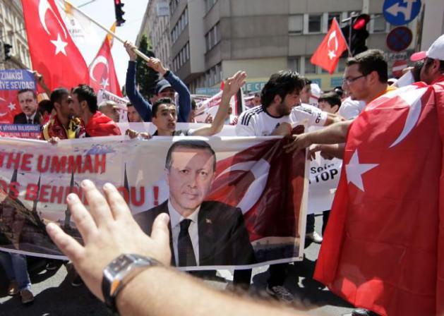 <p>Avusturya'da yaşayan vatandaşlar Gezi Parkı tartışmalarında Başbakan Recep Tayyip Erdoğan'a destek vermek için ikinci kez sokaklara koştu.</p>