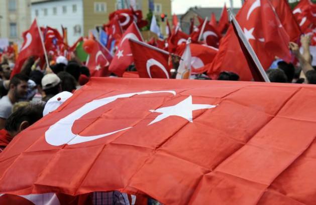 <p>İlk gövde gösterisini bu ay başında yapan Avusturya'daki Türkler bu kez başkent Viyana'nın sokaklarında ellerinde Erdoğan posterleri ve Türk bayraklarıyla yürüdüler.</p>