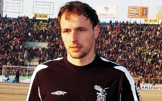 <p><strong>Gordon Schildenfeld (Beşiktaş, 2007-08)</strong><br /><br />Adıyla futbolumuzda iz bırakan bir oyuncu daha... O kadar büyük bir hayâl kırıklığı yaşattı ki, Sinan Engin Seric'in transferinin ardından, "Gordon'a göre Maradona'yı aldık." ifadesini kullandı. Gözlerinde problem olduğu gerekçesiyle gönderilen Schildenfeld, Beşiktaş'ta sadece 8 maça çıkmıştı. Ancak gözlerinde problem olan o Schildenfeld, daha sonradan Hırvatistan Milli Takımı'na kadar yükselecekti.</p>