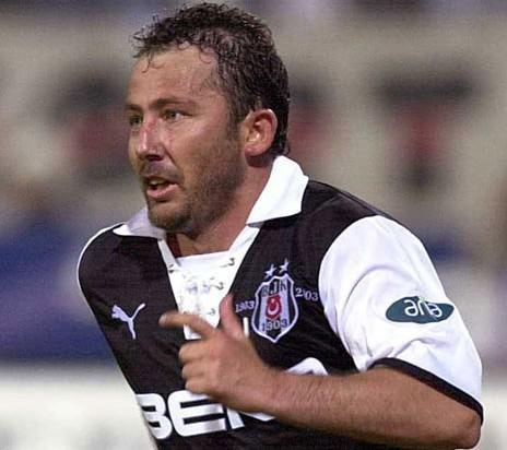 <p>Beşiktaş, 100. yılında şampiyonluk için Galatasaray ile kıyasıya bir çekişme yaşıyordu. 25 mayıs 2003 tarihinde İnönü Stadı'nda rakibini ağırlayan siyah beyazlılar son dakikada Sergen Yalçın'ın attığı golle karşılaşmadan 1-0 galip ayrılmış ve matematiksel olarak şampiyon olmayı garantilemişti. Maçın spikeri Ercan Taner de Sergen'in golünü, tarihe geçecek "Sergen attı, şampiyonluk geldi" sözleriyle anlatmıştı.</p>