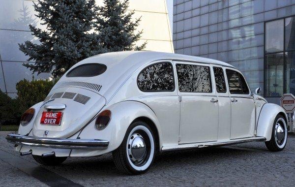 <p>Sahibi tarafından 1997 yılında limuzine dönüştürülen, halk arasında “vosvos” adıyla bilinen 1968 model otomobil gelin arabası olarak hizmet veriyor.</p>
