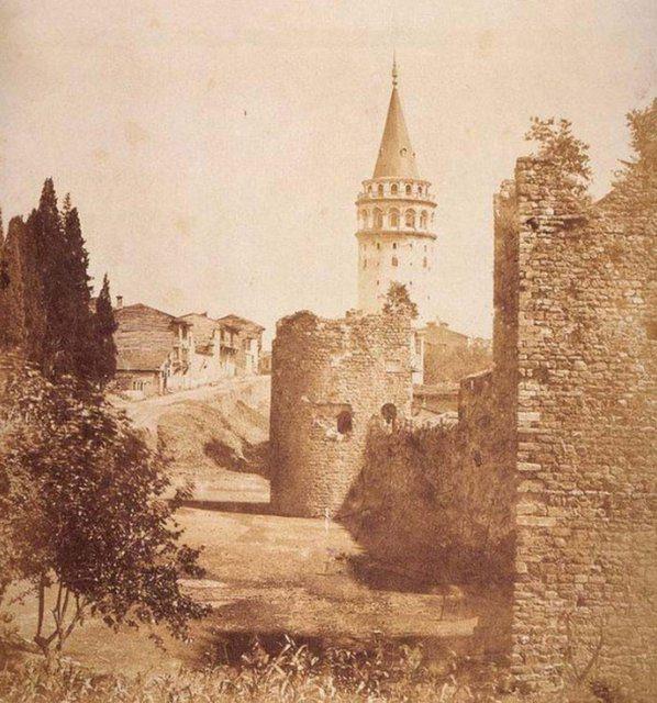 <p>Galata Kulesi (1850'li yıllar) Kulenin külah kısmı 1860'lı yıllar sonrası kaldırılmış. 1960'larda tekrar konulmuş.</p>