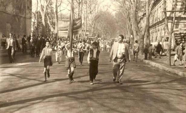 <p>23 Nisan kutlamaları için Şeref Stadı'na giden öğrenciler (1970-71 - Çırağan)</p>

<p> </p>
