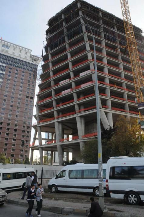 Levent'teki 'Plazalar bölgesi'nde geçtiğimiz salı günü yaşanan akıl almaz kazada başına kalıp tahtası düşen Dursun Yılmaz, tedavi gördüğü hastanede bu sabah yaşamını yitirdi.