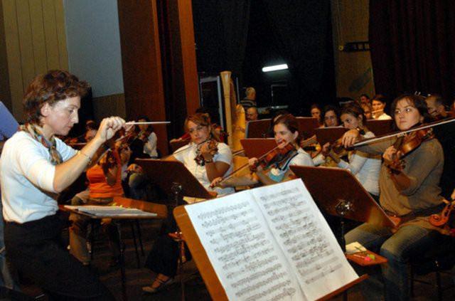 <p><strong>İnci Özdil</strong></p>
<p>İlk kadın orkestra şefi</p>
