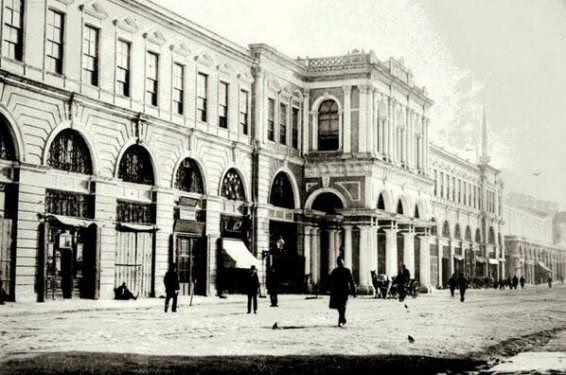 <p>Tophane Kışlası (Tophane. Beyoğlu) 1950'li yıllarda yol genişletmek için yıkıldı.</p>