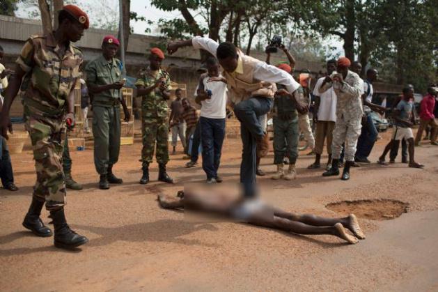 Başkent Bangui'deki bir törenle orduya katılan askerler, Müslüman Seleka milisi olmakla suçladıkları bir kişiyi linç ederek öldürdü. 