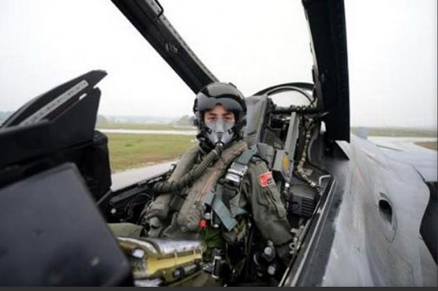 Pilotların sürekli olarak fiziksel ve zihinsel açıdan uçuşa hazır olduğunu ifade eden Dombay, şunları kaydetti:

''Zihinsel olarak tüm uçuşu, motor çalıştırmadan inişe kadar yerden kafamızda tüm planlarını yapıyoruz. Uçuşu mutlaka önce yerde yapıyoruz. Neler yapacağımızı yerde değerlendirip en ince ayrıntısına kadar planlamadan sonra uçuş yapıyoruz. Alarm durumunda bir uçağın hazırlanma ve kalkış süresi, birkaç dakikadır.''