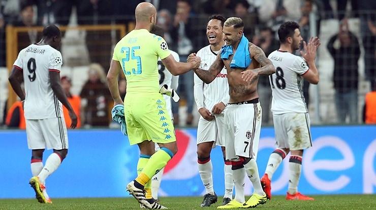 <p>BEŞİKTAŞ ŞENOL GÜNEŞ İLE TARİH YAZIYORNAMAĞLUP YOLUNA DEVAM EDİYOR<br />
<br />
Siyah beyazlılar, Spor Toto Süper Lig’de 9 maçta aldığı 6 galibiyet ve 3 beraberlikle zirve yarışında Medipol Başakşehir’in ardında ikinci sırada bulunuyor. Kartallar, UEFA Şampiyonlar Ligi’nde de 4 maçta aldığı 3 beraberlik ve 1 galibiyetle namağlup yoluna devam ediyor.</p>