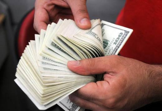 <p>- POS tefeci 10 bin lirayı bankaya ödeyip, kredi kartı borcunu kapatıyor veya 10 bin lira nakit parayı o kişiye ödüyor.<br />- Aynı kredi kartından 12 bin liralık çekimi 12 ay taksitlendiriyor. Karşılığında “mal satılmış gibi” belge veriyor.<br />- Vatandaş da 12 bin lira borcunu taksitler halinde ödüyor.<br />Olay kredi kartı faizinden daha düşük olduğu için vatandaşa da cazip geliyor.</p>