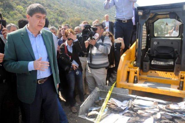 <p>Menderes T&uuml;rel ve partililerin tesise yaptığı kontrol&uuml;n ardından AK Partili bir grubun belediye binasına gelmesiyle devam eden olaylar sonrasında, belediye &ouml;n&uuml;nde ilgin&ccedil; bir gelişme yaşandı.</p>