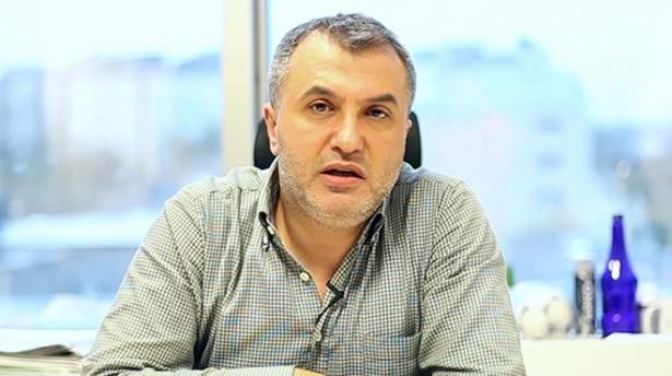 <p><strong>Mehmet Ayan: Bebek’in ettiği</strong><br />
<br />
VITOR Hoca ilk maçı iyi analiz etmiş. İki kararı olabilirdi maç önü. Ya 1-0’ı korumaya gayret edecek ya da eşit ağırlıklı savunma/hücum ekseni oluşturacak! 2.’yi tercih etti; doğru da yaptı. İlk 5 dakikadaki Alper ve Van Persie pozisyonları kanıt! Sonra da ayağına aldığı her topla çabuk çıkmaya gayret ettiler. Ancak 11’de gelen gol onların istediği oyun ve en az 6 oyuncunun hatasıyla oldu. Vukcevic’in elini kolunu sallayarak mesafe kat ettiği anlarda 2 stoper ve 2 stoper özellikli orta saha artı Caner uyudu! Volkan da hatalı çıkınca Ahmet Hassan golü kaçınılmaz oldu. </p>
<p>SONRASINDA ‘toparlandık’ demeyi çok isterdim. Gökhan’ın olmaması, takımın balansını bozdu. Caner ile tek kanat hücum etmeyi başaramadığımız gibi, tüm takımın ritmi, oynama düzn ve alışkanlığı terk edildi. Yine de Alper’in golü öyle iyi bir dakikada geldi ki; maça, oyuna, skora ortak olarak gittik soyunma odasına! </p>
<p>İKİNCİ yarı için çok umutlu ve en azından benim adıma ‘turu geçmiş’ olarak çıktık sahaya. Dakikalar geçmesi lehimize, onların arttıracağı baskı sonrasında bulacağımız pozisyonlar cepte olacaktı. Baskılı oynayamıyorlar, seti beceremiyorlar ancak yine basketbol tabiriyle anlatayım ‘ampul ve 3 saniye koridorunda’ rahat topla buluşuyorlardı. </p>
<p><strong>KIRILMA ANI 63. dakika</strong></p>
<p>NANI’NİN 63’teki pozisyonu maçın kırılması oldu! Sonrasının kararı Bebek’teydi! F.Bahçe’nin yediği ilk gol ofsayt! Maçı bitiren penaltı penaltı değil! Mehmet ne yapacak elini nereye koyacak! Dolayısıyla sarı kart sarı kart değil ve ekibimiz 10 kişi… Kalanı için konuşmaya zaten gerek yok. Oyunun merkezi, nirengi noktası (ki dün gece kötüydü Topal) atıldıktan sonra kalanı hem futbol hem de psikolojik olarak taşınamadı! 3.golle umutlar bitti; 4.sayılmaz zaten! </p>
<p>66’DA sonrası için futbol analizi yapılamaz! Ancak ilk 66 dakika için F.Bahçe analizini ciddi yapmalı. Son 12-15 resmi maçta giderek yükselen futbol grafiğinde bugün önemli bir kırılma yaşandı. G.Saray maçı ve kupadaki Konya serisine bu durum sirayet ederse sıkıntılı olur. Her şeye rağmen bu takım 70 milyon Euro yatırımıyla son-16’nın ötesini en az yarı finali hak ediyordu!</p>