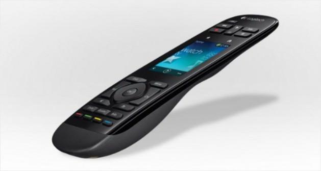 EN RAHATI: Logitech Harmony Touch, 249 DOLAR-Logitech’in Harmony Touch dokunmatik LCD ekranlı uzaktan kumandası hakkındaki söylentiler kısa bir süre önce ortaya çıkmıştı. Şirket, Harmony Touch evrensel kumandasının resmi duyurusunu ise dün gerçekleştirdi. Logitech’in Harmony serisi uzaktan kumandalarına uzun zamandır eklenen ilk model olan Harmony Touch 2.4 inçlik renkli dokunmatik bir LCD ekrana sahip. Bu ekran sayesinde 50 kanala ait logoları görüntüleyerek açmak istediğiniz kanalı kolayca seçebiliyorsunuz. Harmony Touch 5000 markaya ait 225.000 farklı cihazı tanıyabiliyor ve bunlardan 15 tanesini kontrol edebiliyor. Cihazın fiyatı 249 dolar olarak belirlenmiş ve sadece Harmony 900 gibi radyo frekansı üzerinden değil kızıl ötesi iletişim ile çalışıyor.