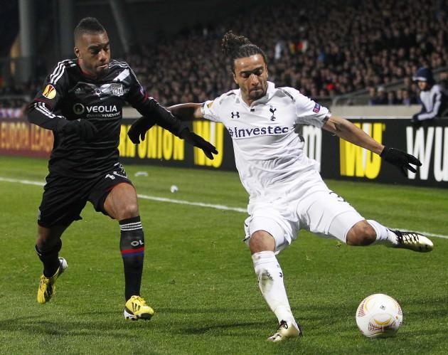 <p>EKOTTO'DA MUTLU SON YAKIN!<br />Orta sahaya Alper, savunmaya Alves'i transfer eden, hücumda Cardozo ile imza aşamasına gelen Fenerbahçe, sol bekte de mutlu sona yakın... Sarı-Lacivertliler, Tottenham'ın yıldızı Assou Ekotto'yla da büyük ölçüde anlaşma sağladı. (FANATİK)</p>