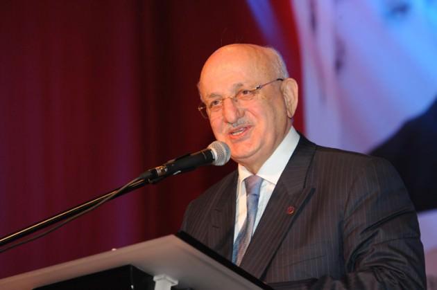 İsmail Kahraman i&ccedil;in d&uuml;n akşam bir vefa programı d&uuml;zenlendi. &Uuml;sk&uuml;dar Belediyesi ve İHL S&ouml;zl&uuml;k işbirliği ile ger&ccedil;ekleştirilen geceye &ccedil;ok sayıda siyaset&ccedil;i, STK temsilcisi ve y&ouml;neticinin yanı sıra halk da yoğun ilgi g&ouml;sterdi.