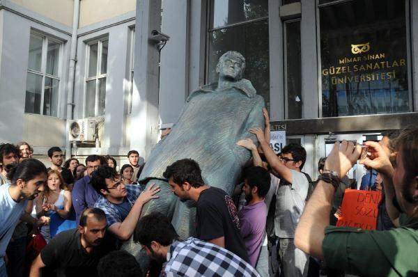 Açıklamaların ardından okul yönetimiyle görüşme yapan öğrenciler okulun bahçesinde oturmaya başladı. Şarkı ve türküler söyleyerek, uzun süre görüşme sonucunu bekleyen öğrenciler, heykelin okula getirileceğini duyurdu. Heykel saat 18.30 sıralarında okula omuzlarda, alkış ve sloganlar eşliğinde okula sokuldu.