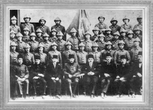 Mustafa Kemal, Edirne'de askeri öğrenci ve öğretmenlerle (1915)