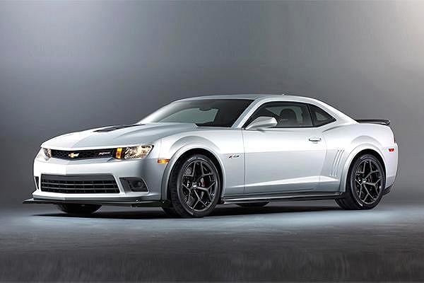 <p>2014 Chevrolet Camaro Z/28</p>
<p>Tasarım açısından otomobilseverlerin merakla beklediği aracın diğerlerine göre daha makul bir fiyatla satışa çıkması bekleniyor. Uzmanlar otomobilin satış fiyatının 55 bin dolardan başlayacağı kanısında.</p>