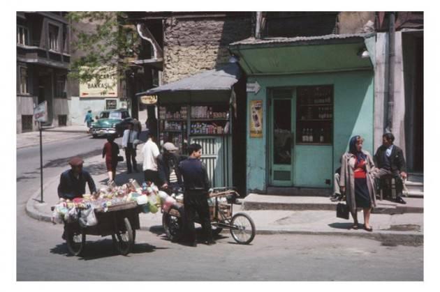 <p>Indiana Üniversitesi, Charles W. Cushman fotoğraf koleksiyonundan eski İstanbul fotoğrafları çıktı. Günümüze kıyasla daha tenha görülen İstanbul'un bu fotoğrafları 1965 yılında çekilmiş.</p>