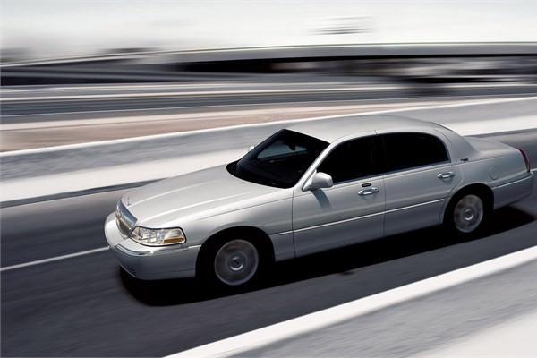 <p><strong>7. Lincoln Town Car<br /></strong><br />Puan: 1,6</p>