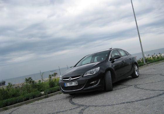 <p>Yeni Astra sedan 4.658 mm uzunluk ile selefinden 71 mm daha uzun. Genişlik anlamında da 1.814 mm ile selefinden daha geniş olmakla beraber 1.500 mm'lik bir yüksekliğe sahip.</p>