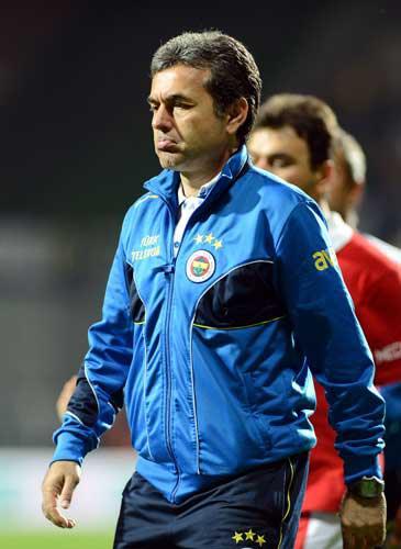 <p><strong>KOCAMAN’A AVRUPA TAKiBi<br /></strong>Fenerbahçe’nin 2013-2014 sezonu öncesi yaşayacağı değişim, sadece başkanlık koltuğuyla sınırlı kalmayacak. Mevcut yönetimden Abdullah Kiğılı, Şekip Mosturoğlu ve İlhan Ekşioğlu’nun yanında; teknik ekipte de değişim başlıyor. Göreve dönerken, “Sezon sonunda 3 kupayı da alsak bırakırım” diyen Aykut Kocaman, G.Saray ve kupadaki Eskişehir maçları nedeniyle sessizliğini koruyor. Tecrübeli hocaya Fransa, Almanya ve Yunanistan’tan gelen teklifler bekletiliyor.</p>