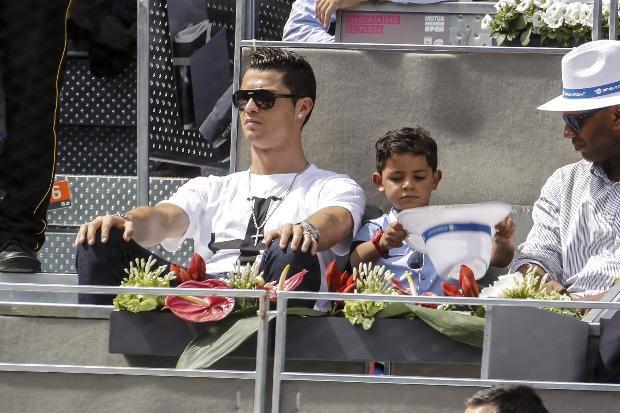 İşte baba- oğul Cristiano Ronaldo'nun tenis maçı keyfi.