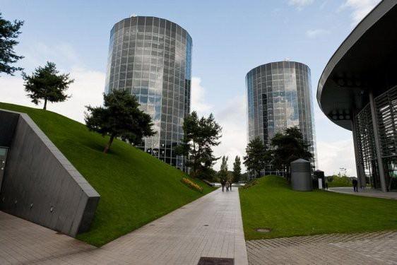 <p>Autostadt, sahip olduğu iki gelişmiş kulenin haricinde, iki tane daha aynı özelliklerde kule yapabilecek alana sahip.</p>