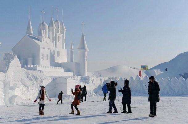 Çin'de gerçekleşen 'Jingyue Snow World Festival' adlı geleneksel kar festivalinde dev binalar inşa edildi. Binaların özelliği ise hepsinin kardan yapılması... 200 kilometrekarelik bir alanda gerçekleşen festival için onlarca sanatçı günlerce çalıştı. Heykeller, gece de ışıklandırılarak görsel bir şölen sunuyor.