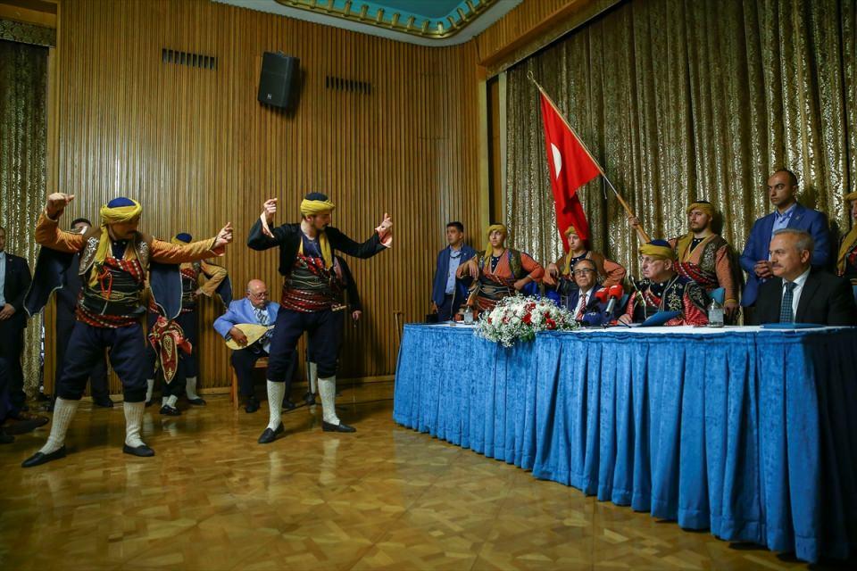 <p>Şeklen giydin; olmaz. Toplumun buna ihtiyacı var. Eğer böyle olursa 15 Temmuzlar bir daha karşımıza çıkmaz." ifadelerini kullandı.</p>
<p> </p>