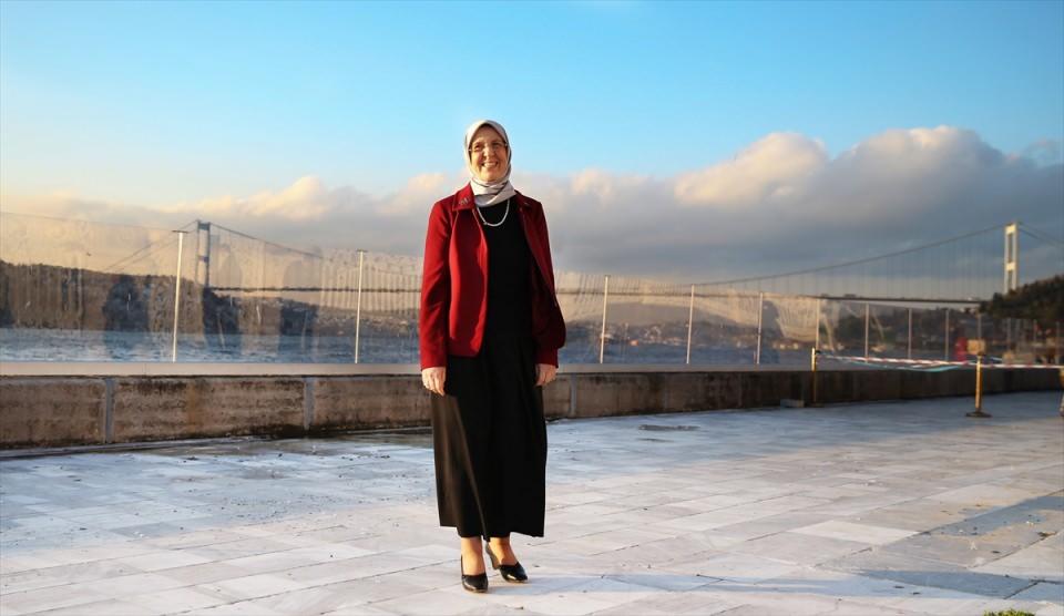 <p>Aile ve Sosyal Politikalar Bakanı Sema Ramazanoğlu, 8 Mart Dünya Kadınlar Günü öncesinde aile hayatından kadın istihdamına, çocukların eğitiminden iş hayatındaki sorumluluklara kadar pek çok konuda kendi yaşamından örnekler verdi. Ramazanoğlu, kadınların, çocuklarına açık ve net olmaları halinde çalışma saatleri ve günlerine ilişkin sorun yaşamayacaklarını belirtti. Anneanne, babaanne, dede ve teyzelerden oluşan geniş ailenin önemine değinen Ramazanoğlu, "sadece anne ve babaya hapsolarak ilişkilerin götürülmesinin çok sağlıklı olmadığını" ifade etti.</p>